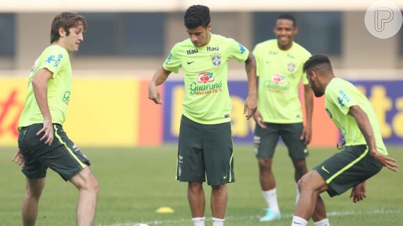 Neymar treina com seus companheiros pela Seleção Brasileira