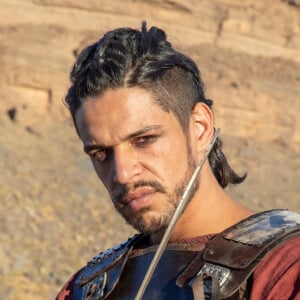 Na macrossérie 'Jezabel', Pedro Lamin é o soldado Sidônio, um mau caráter, fiel ao general Hannibal (Rafael Sardão) que irá seduzir Joana (Camila Mayrink)