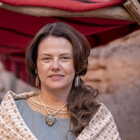 Na macrossérie 'Jezabel', Rebeca (Talita Castro) é a mulher de Inlá (Leonardo Franco) e mãe de Micaías (Guilherme Dellorto). Dona de conhecimentos em relação a ervas, vai estar ao lado do marido e filho na guerra contra Jezabel (Lidi Lisboa)