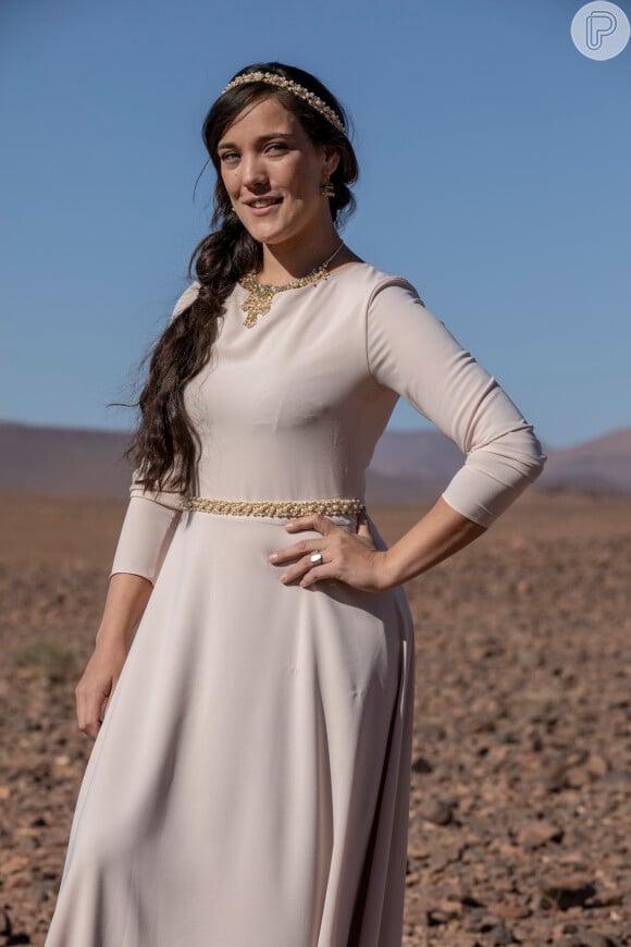 Na macrossérie 'Jezabel', Aisha (Adriana Birolli) é uma das mulheres do rei Acabe (André Bankoff). Dona de personalidade dócil e humilde, a jovem é temente ao Criador