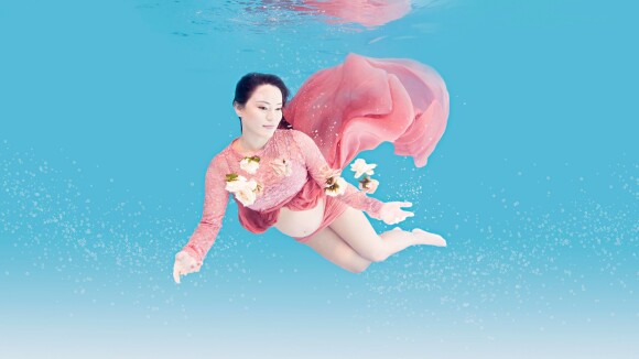 Grávida de 8 meses, Geovanna Tominaga faz fotos dentro d'água: 'Lúdicas'. Veja!