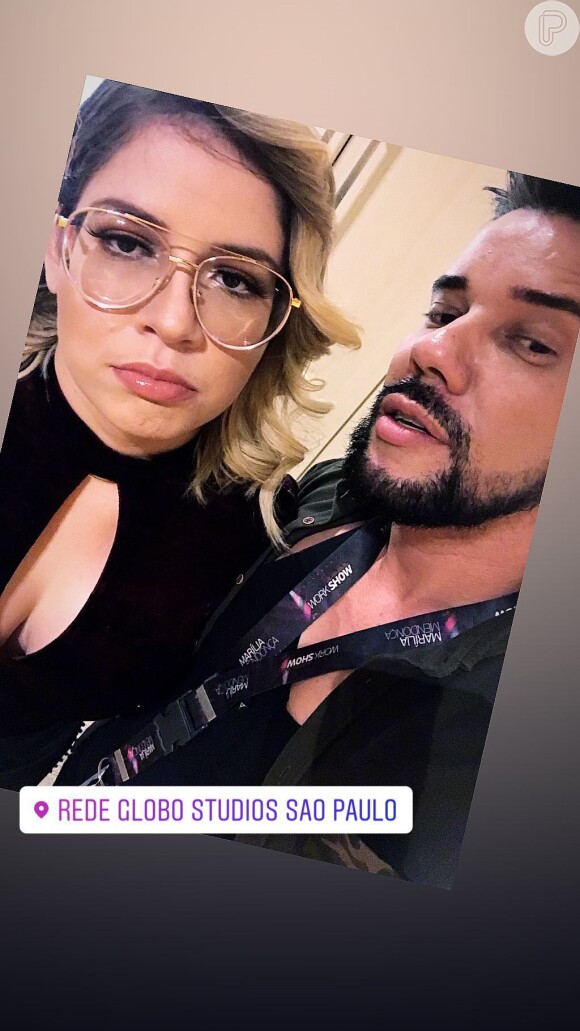 Marilia Mendonça posa ao lado do seu maquiador, Eduardo Guimarães, oom look usado em gravação  nesta terça-feira, dia 16 de abril de 2019