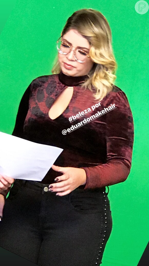 Marilia Mendonça aposta em look decotado para participar de gravações nesta terça-feira, dia 16 de abril de 2019