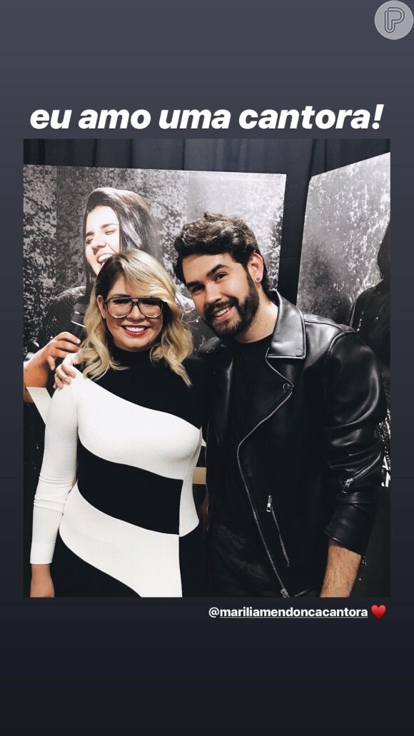 Marilia Mendonça usa look bicolor e posta com o amigo Matheus Rocha nesta terça-feira, dia 16 de abril de 2019