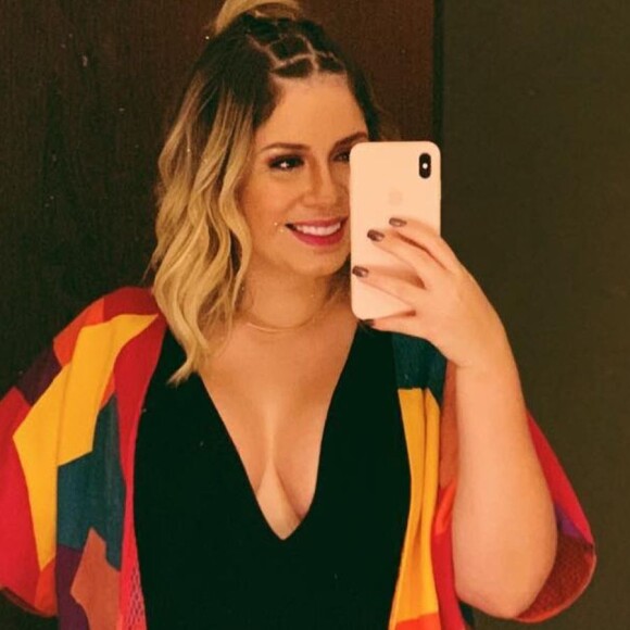 Marilia Mendonça tem dobradinha de looks decotados para gravações em São Paulo, nesta terça-feira, dia 16 de abril de 2019