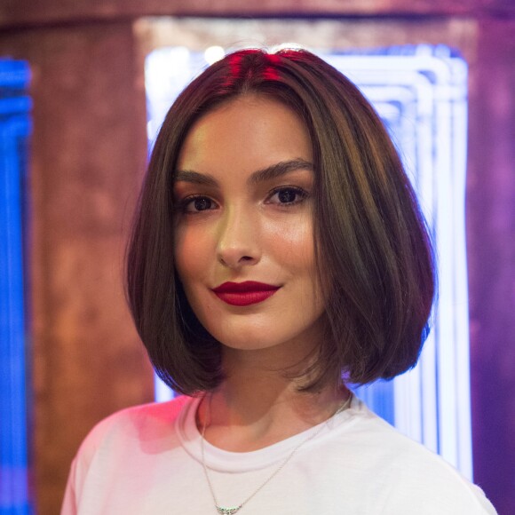 Larissa (Marina Moschen) diz para Quinzinho (Caio Paduan) que ama outra pessoa na novela 'Verão 90'