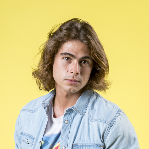 João (Rafael Vitti) tenta fugir de Manu (Isabelle Drummond) na novela 'Verão 90'