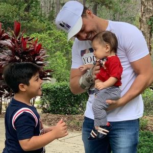 Wesley Safadão, em viagem, lembra vídeo de Yhudy dando comida a Dom nesta quinta-feira, dia 18 de abril de 2019