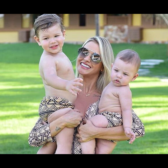 Andressa Suita tieta o filho Gabriel por afinidade com piano nesta sexta-feira, dia 19 de abril de 2019