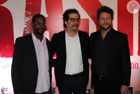 Wagner Moura e Selton Mello posam ao lado de André Ramiro, que também está no elenco do filme 'Trash'