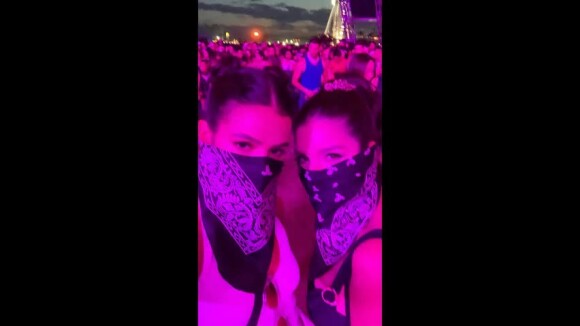 Bruna Marquezine surgiu com bandana no rosto ao curtir o festival Coachella