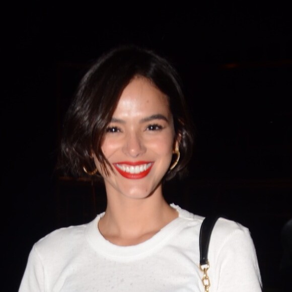 Bruna Marquezine foi reconhecida por fãs e posou com os admiradores