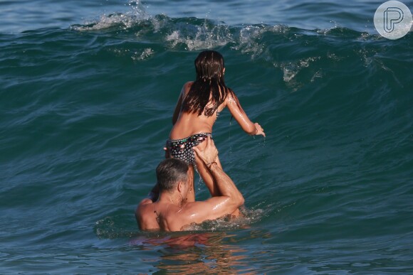 Otaviano Costa se divertiu no mar com Olívia