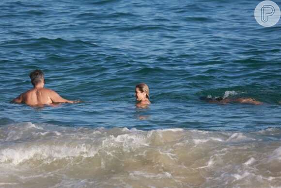 Flávia Alessandra e Otaviano Costa brincaram no mar com Olívia