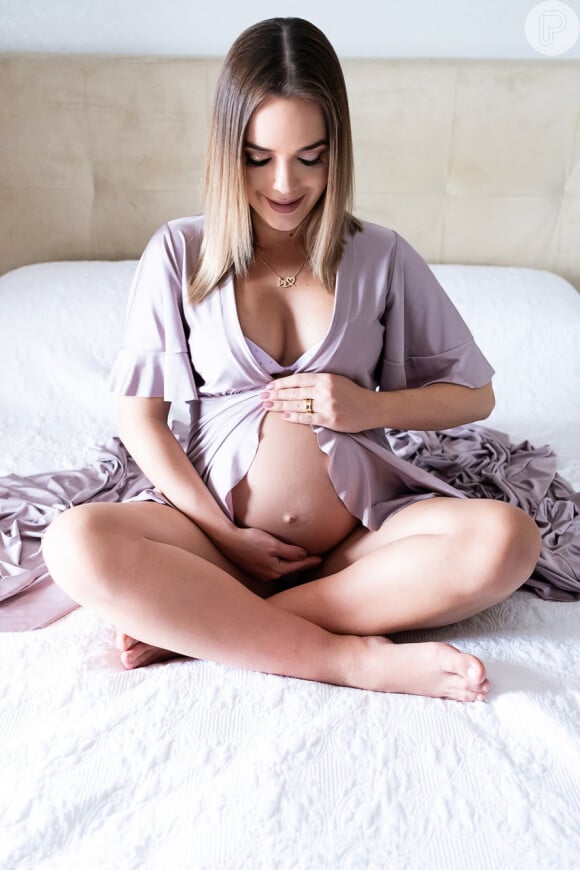 Thaeme Mariôto deu à luz Liz após cesária. Cantora tentou o parto normal por quase 40 horas