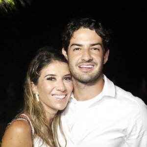 Alexandre Pato publicou vídeo do batismo dele com a namorada, Rebeca Abravanel, na web