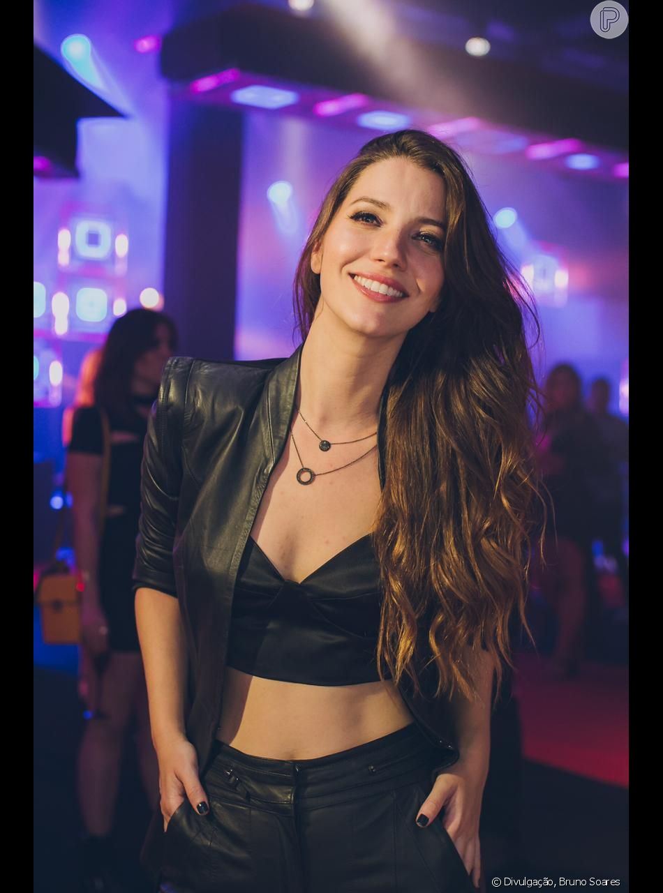 calça de couro com blazer