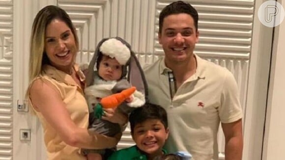 Wesley Safadão e Thyane Dantas fantasiam o filho, Dom, de coelhinho em festa na segunda-feira, dia 22 de abril de 2019