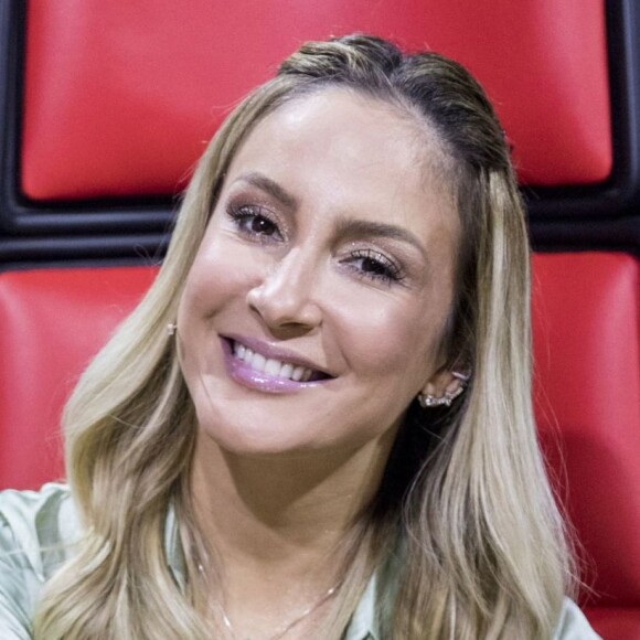 Claudia Leitte reagiu ao ser criticada após postar fotos do seu batismo