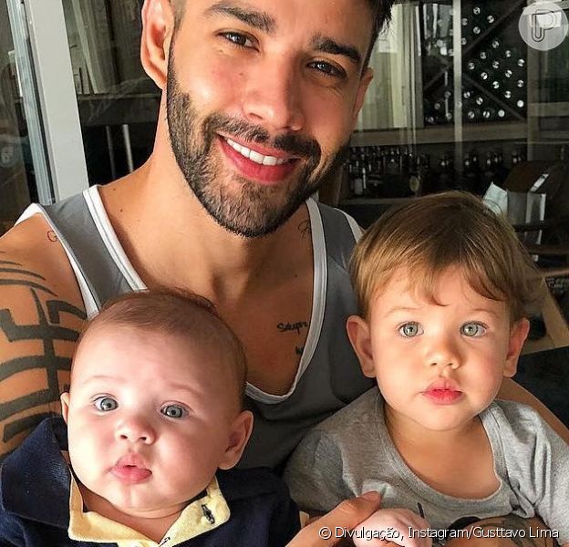 Filhos de Gusttavo Lima e Andressa Suita Samuel e Gabriel tocam piano com pai Hoje é dia