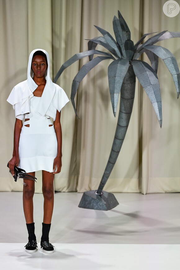 A alfaiataria all white e moderna de Gloria Coelho é uma das tendências fortes para o verão 2020
