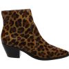 A ankle boot leopardo da Arezzo é elegante e tem salto block, que também é tendência de inverno