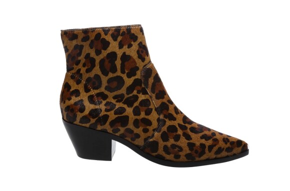 A ankle boot leopardo da Arezzo é elegante e tem salto block, que também é tendência de inverno
