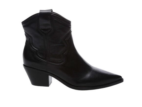 Para o inverno, a bota western preta da Arezzo é curinga para todos os estilos de mulheres 