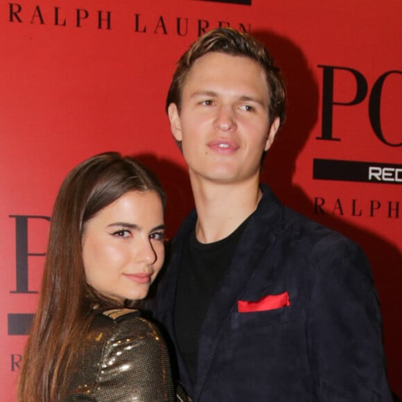 Ansel Elgort teve a companhia da namorada, Violetta Komyshan, em lançamento de perfume