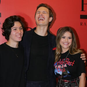 Maisa Silva e o namorado, Nicholas Arashiro, divertiram o ator americano Ansel Elgort em evento nesta quinta-feira, 25 de abril de 2019