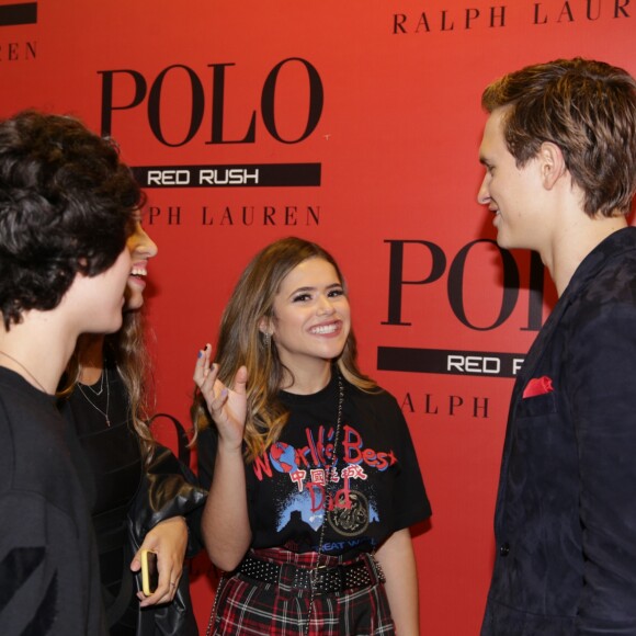 Maisa Silva e o namorado, Nicholas Arashiro, conversaram com o ator americano Ansel Elgort, que atuou em 'A Culpa é das Estrelas'