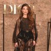 Look das convidadas do desfile Dior Cruise: transparência e bordado em vestido de tule preto com muita personalidade