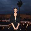 A modelo Karlie Kloss apostou na tendência minimalista e foi com look 'all black'
