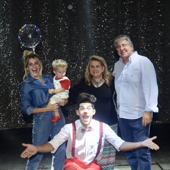 Karina Bacchi levou o filho, Enrico Bacchi, e os pais ao circo