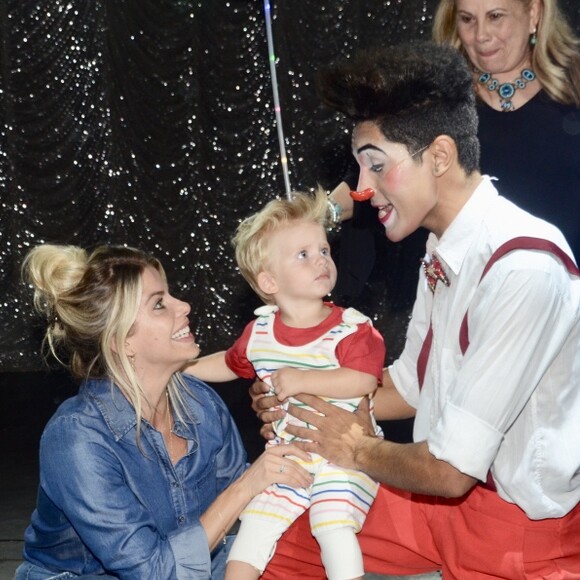 Filho de Karina Bacchi, Enrico Bacchi se divertiu com palhaços