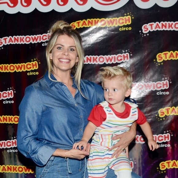 Enrico Bacchi esbanjou fofura ao ir com a mãe, Karina Bacchi, ao circo