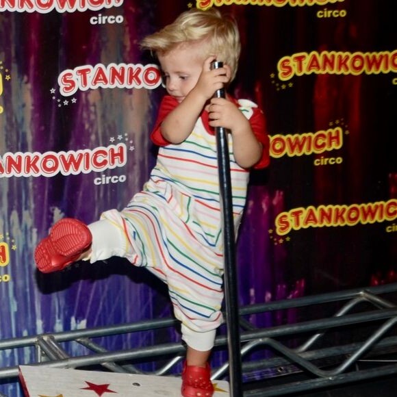 Enrico Bacchi esbanjou fofura ao se equilibrar em brinquedo durante ida ao circo com a mãe, Karina Bacchi, e os avós paternos nesta quarta-feira, 1º de maio de 2019