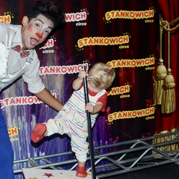 Enrico Bacchi teve ajuda de um suporte para se equilibrar no rola-rola ao ir ao circo