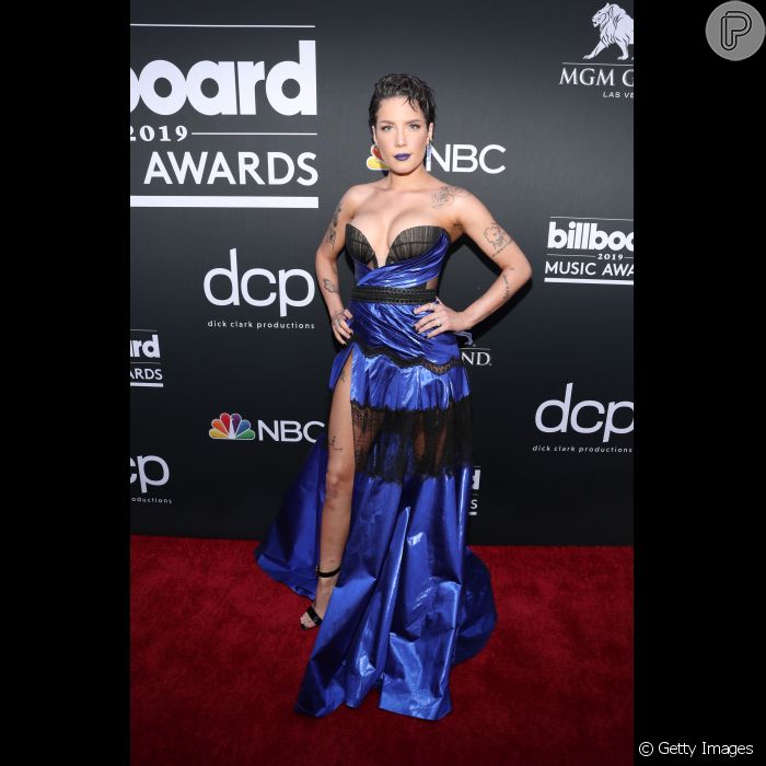 No Billboard Music Awards, que aconteceu no dia 1 de maio de 2019, Halsey apostou no batom roxo para combinar com o vestido azul