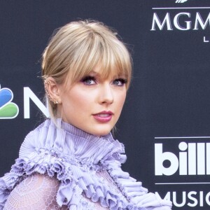 Taylor Swift apostou em uma maquiagem roxa para combinar com o vestido lavanda usado no Billboard Music Awards 2019