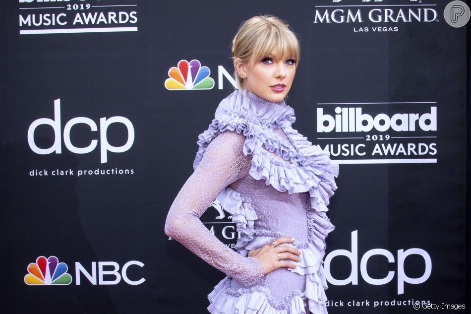 Taylor Swift apostou em uma maquiagem roxa para combinar com o vestido lavanda usado no Billboard Music Awards 2019