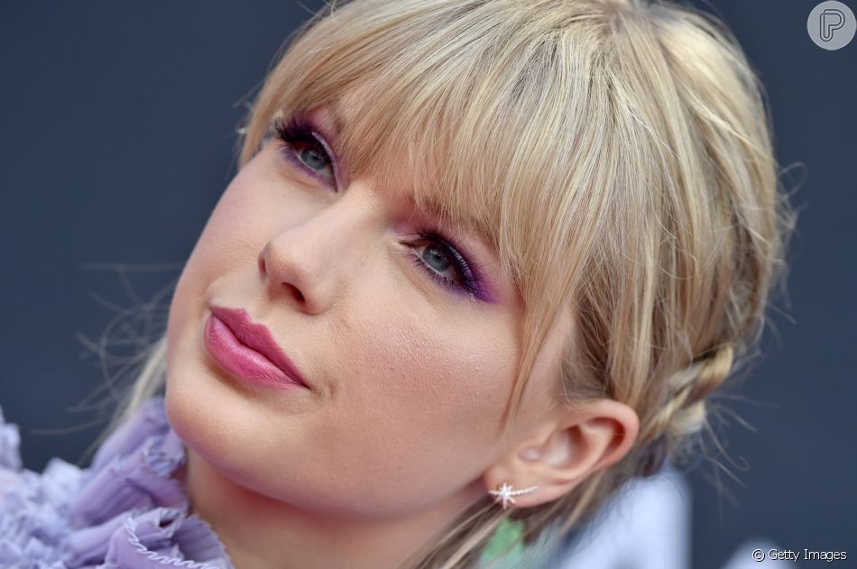 O esfumado rosa e roxo de Taylor Swift chamou atenção no tapete vermelho de Billboard Music Awards 2019