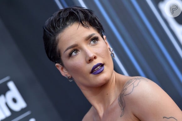 O batom roxo com fundo azulado foi aposta de Halsey no Billboard Music Awards 2019