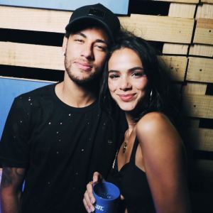 Bruna Marquezine ganha like de Neymar em homenagem de fãs