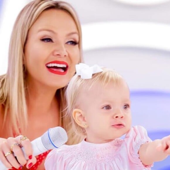 Filha de Eliana, Manuela roubou a cena em foto com a mãe