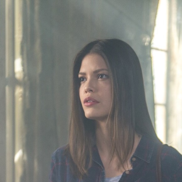 Vitória Strada passou um perrengue com o quadro de Julia Castelo: 'Eu não sei onde vou enfiar esse quadro, porque acabei de descobrir que a parede que eu queria colocar é de gesso'