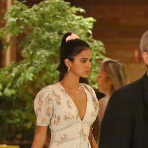 Bruna Marquezine apostou na tendência do penteado halfponytail