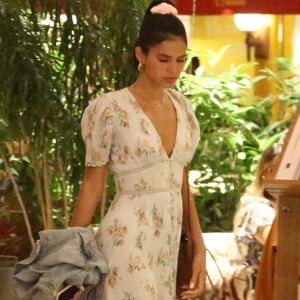 Vestido de Bruna Marquezine chama atenção pelas tendências de maga bufante e fenda frontal