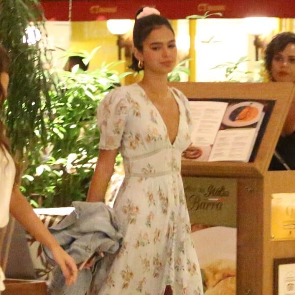 Bruna Marquezine apostou em look girlie para ir ao shopping