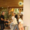 Bruna Marquezine e a família jantaram no restaurante japonês Naga, no shopping Village Mall, no Rio de Janeiro, na noite deste sábado, 4 de maio de 2019